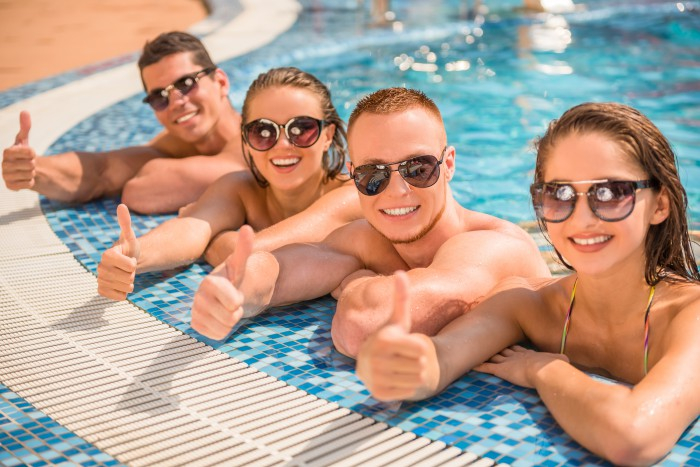 Passer de bons moments au bord de la piscine